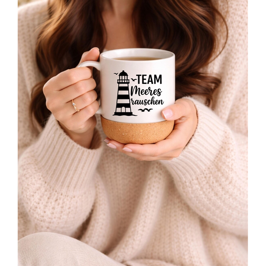 Team Meeresrauschen Tasse mit Leuchtturm – Maritime Korkboden Tasse | Nordsee Geschenk für Meerliebhaber
