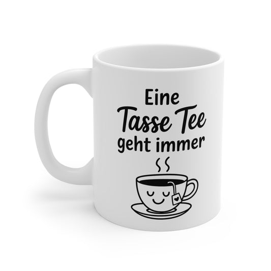 Weiße Keramiktasse mit niedlicher Teetasse und dem Spruch „Eine Tasse Tee geht immer“
