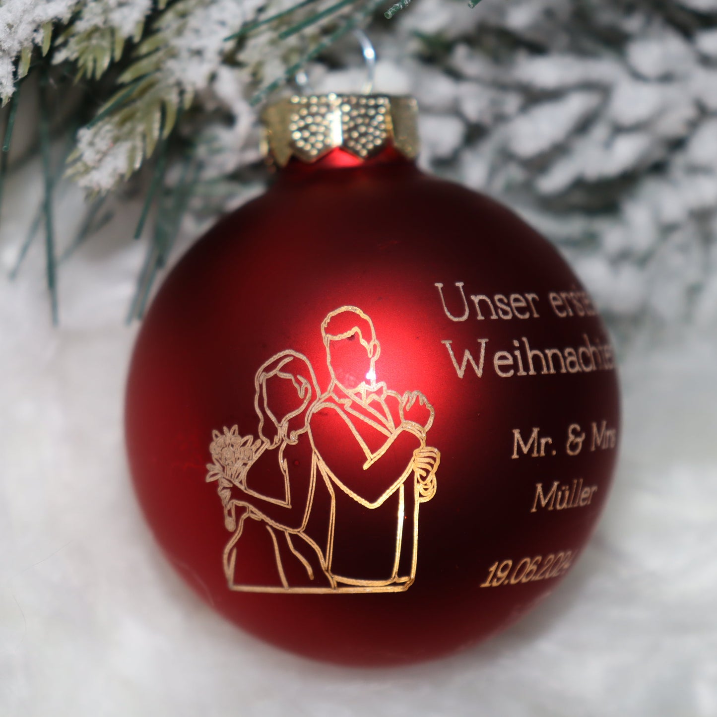 Personalisierte Weihnachtskugel mit Lasergravur „Brautpaar Unser erstes Weihnachten“