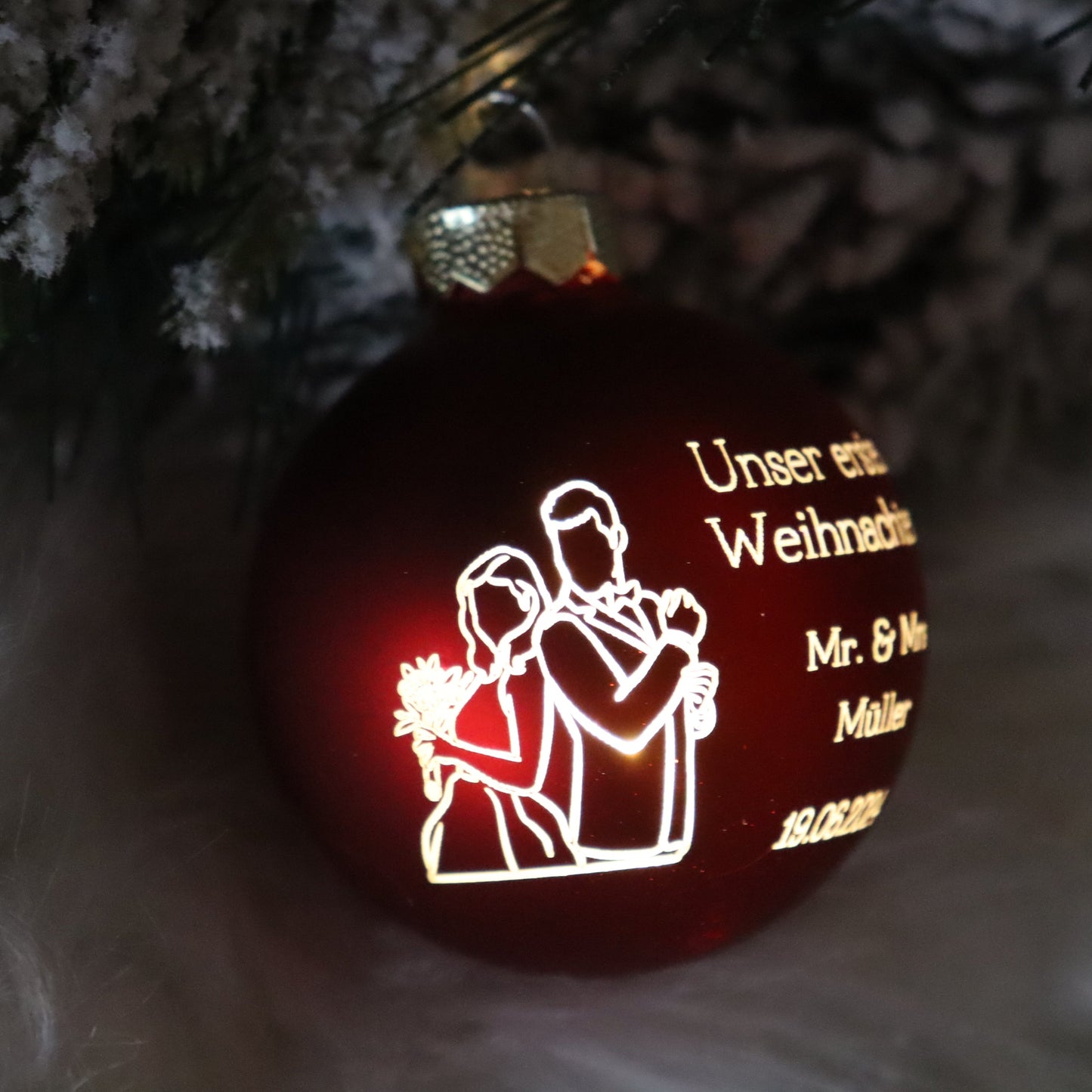 Personalisierte Weihnachtskugel mit Lasergravur „Brautpaar Unser erstes Weihnachten“
