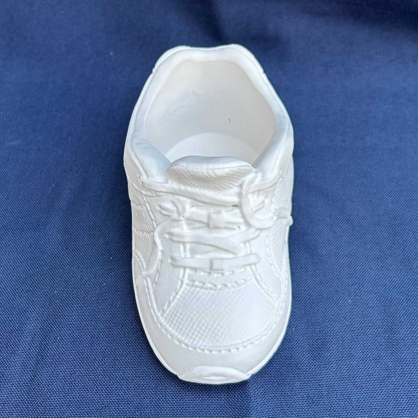 Dekorativer Babyschuh aus Keramik