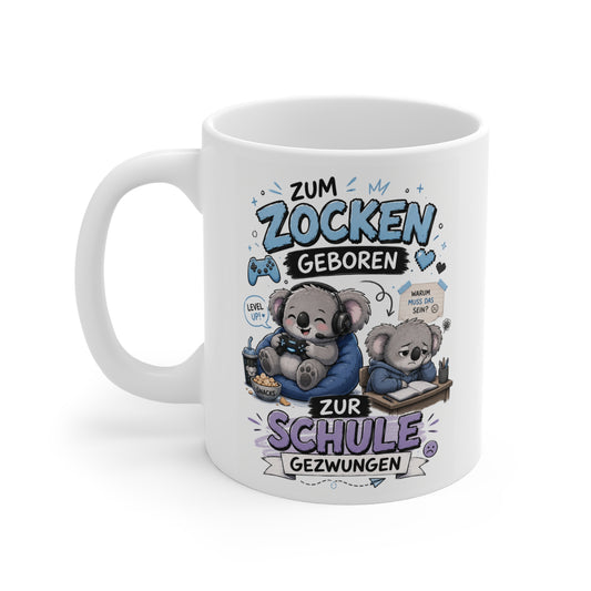 Weiße Keramiktasse mit Koala beim Zocken und gelangweiltem Koala im Unterricht sowie dem Spruch „Zum Zocken geboren zur Schule gezwungen“