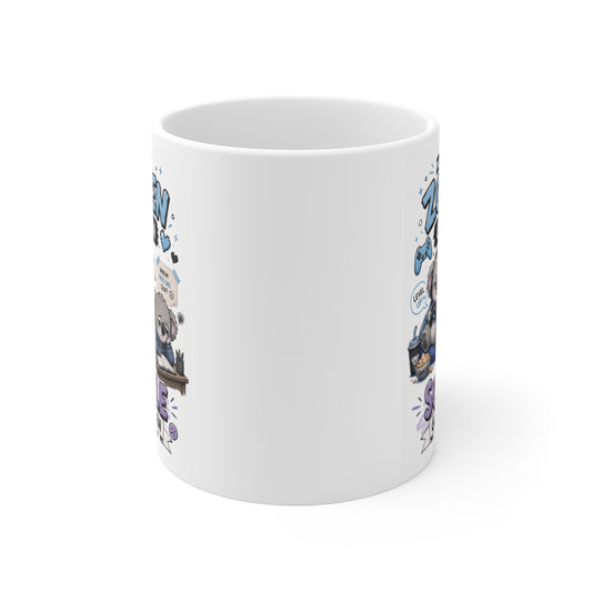 Rundum bedruckte Keramiktasse mit seitlich sichtbarem Koala Gamer Motiv und Schul Design