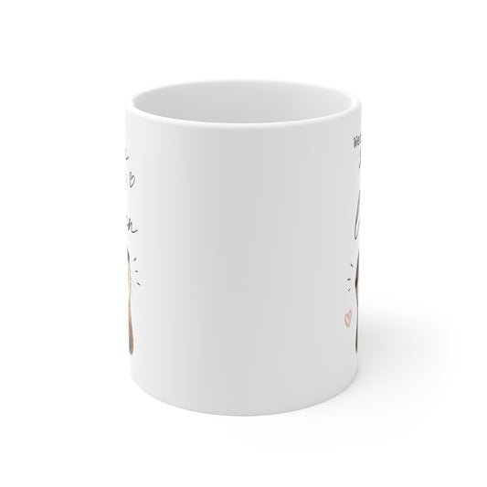 Rundum bedruckte Keramiktasse mit seitlich sichtbarem Ottermotiv und Spruch auf weißem Hintergrund