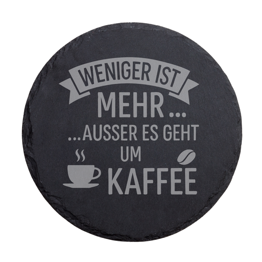 Runder Schiefer Untersetzer mit Kaffee Spruch „Weniger ist mehr außer es geht um Kaffee“