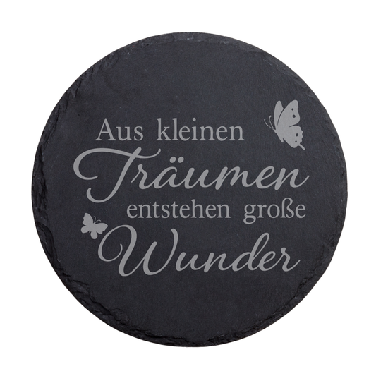 Runder schwarzer Schiefer-Untersetzer mit Gravur „Aus kleinen Träumen entstehen große Wunder“ mit Schmetterling