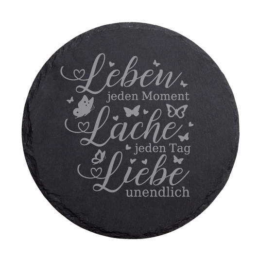 Runder schwarzer Schiefer-Untersetzer mit Gravur „Lebe jeden Moment, lache jeden Tag, liebe unendlich“ mit Herz- und Schmetterlingsdetails