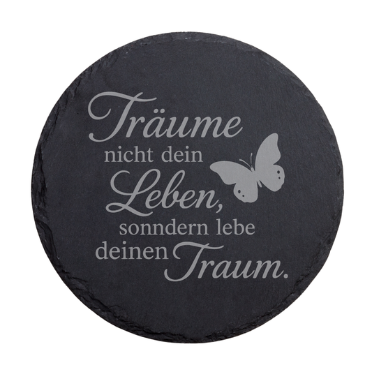 Runder schwarzer Schiefer-Untersetzer mit Motivationsspruch „Träume nicht dein Leben, sondern lebe deinen Traum“ mit Schmetterling