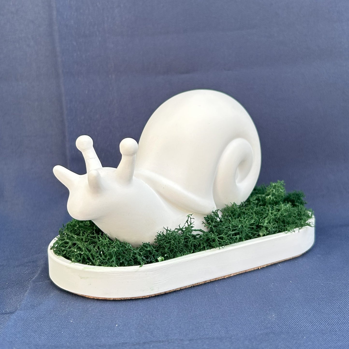 Keramik-Schnecke auf Moossockel