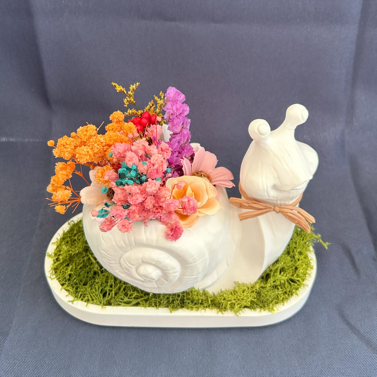 Keramik-Schnecke mit Trockenblumen