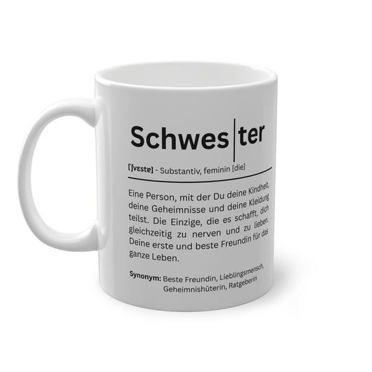 Weiße Keramiktasse mit Aufdruck „Schwester Definition“ und liebevollem Text