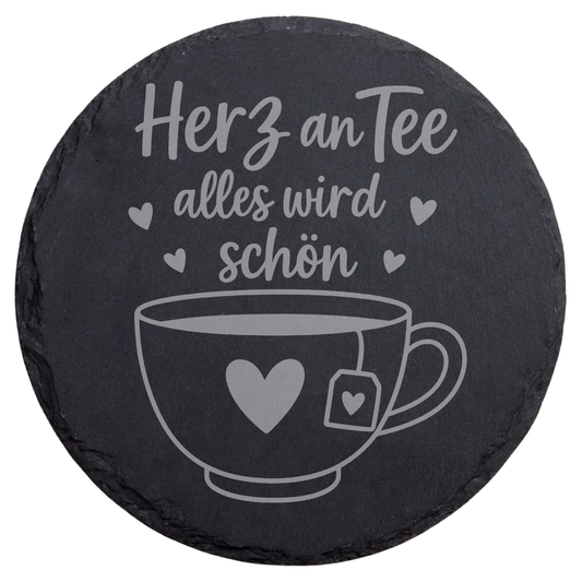 Schiefer Untersetzer Herz an Tee alles wird schön, Runder Tee Untersetzer mit Herz und Tasse, Liebevolle Gravur auf Naturschiefer, Geschenkidee für Teeliebhaber mit Herzmotiv, Dekorativer Untersetzer mit Spruch und Herz