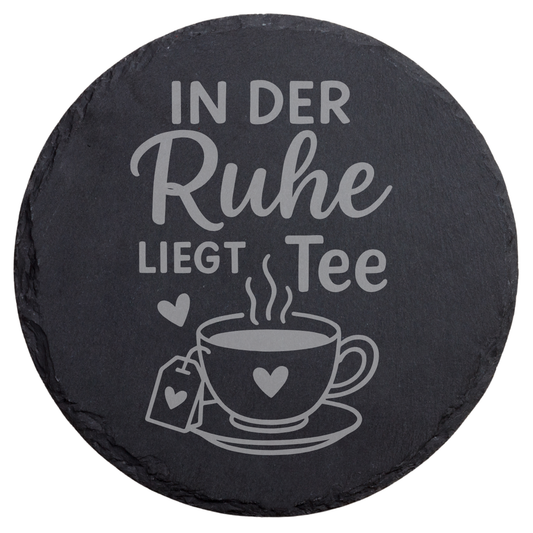 Schiefer Untersetzer In der Ruhe liegt Tee mit Tassenmotiv, Runder Naturschiefer Untersetzer mit Wortspiel, Achtsamkeit Geschenk für Teeliebhaber, Gravierter Schiefer Untersetzer mit Herz und Dampf, Dekorativer Tee Untersetzer für entspannte Momente