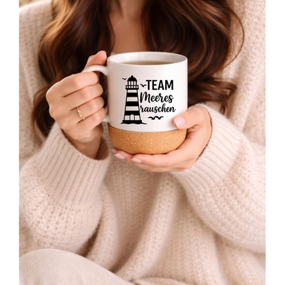 Team Meeresrauschen Tasse mit Leuchtturm – Maritime Korkboden Tasse | Nordsee Geschenk für Meerliebhaber