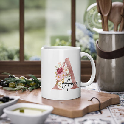 Personalisierte Keramiktasse mit Name & floraler Initiale – Geschenkidee