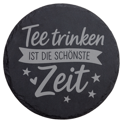 Schiefer Untersetzer eckig mit Spruch Mit Tee ist alles besser, Runder Tee Untersetzer mit Blattmotiv, Gravierter Schiefer Untersetzer für Teeliebhaber, Geschenkidee mit Tee Spruch auf Schiefer, Naturschiefer Untersetzer mit dekorativer Gravur