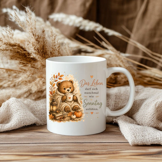 "Das Leben darf sich manchmal wie Sonntag anfühlen.“ - Herbst-Tasse mit Bärenmotiv