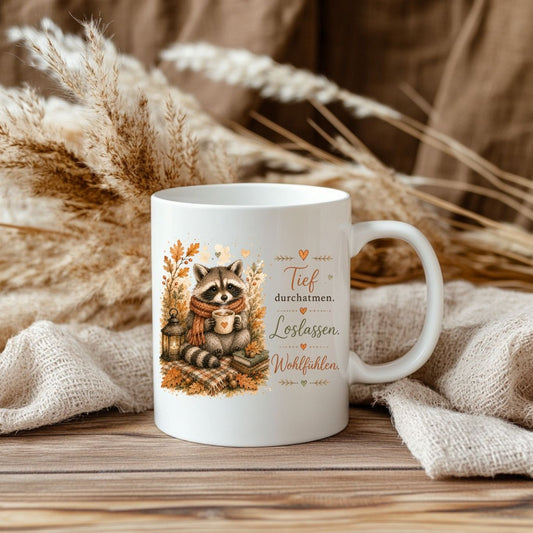 "Tief durchatmen. Loslassen. Wohlfühlen.“ - Herbst-Tasse mit Waschbär-Motiv