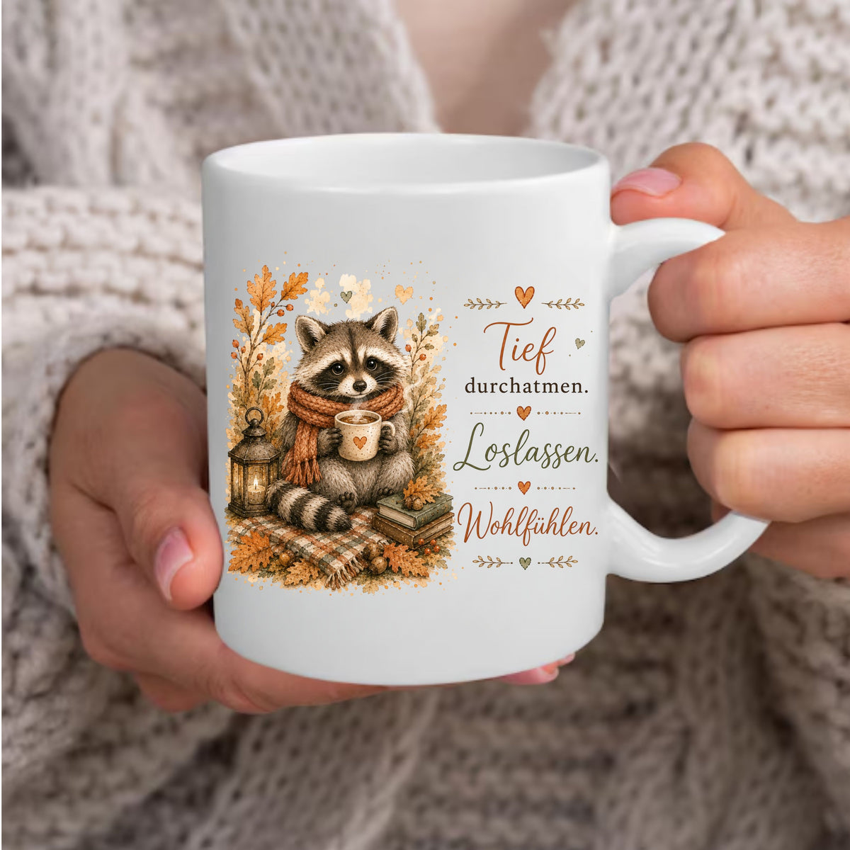 "Tief durchatmen. Loslassen. Wohlfühlen.“ - Herbst-Tasse mit Waschbär-Motiv