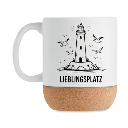 Leuchtturm Tasse Lieblingsplatz – Maritime Korkboden Tasse | Nordsee Geschenk | Küstenliebe Becher | Möwen Motiv