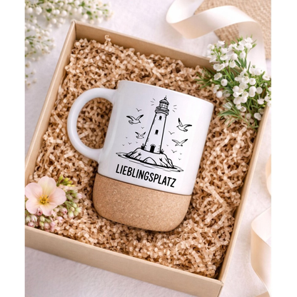 Leuchtturm Tasse Lieblingsplatz – Maritime Korkboden Tasse | Nordsee Geschenk | Küstenliebe Becher | Möwen Motiv