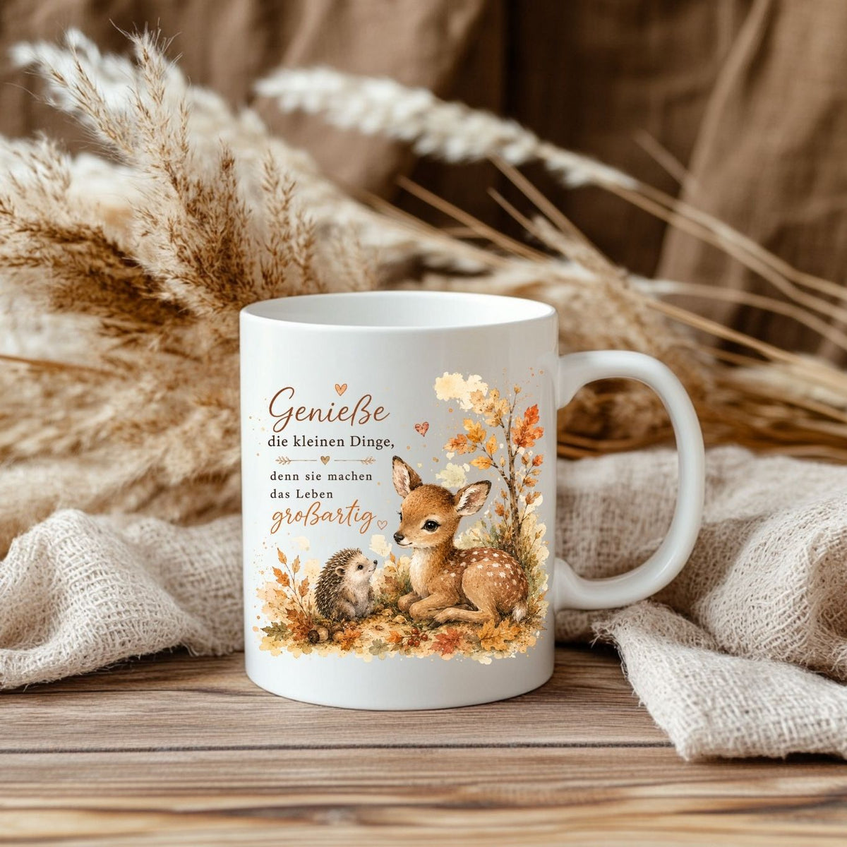„Genieße die kleinen Dinge, denn sie machen das Leben großartig.“ - Herbst-Tasse mit Rehkitz und Igel