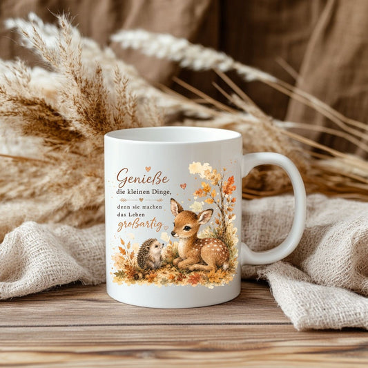 „Genieße die kleinen Dinge, denn sie machen das Leben großartig.“ - Herbst-Tasse mit Rehkitz und Igel