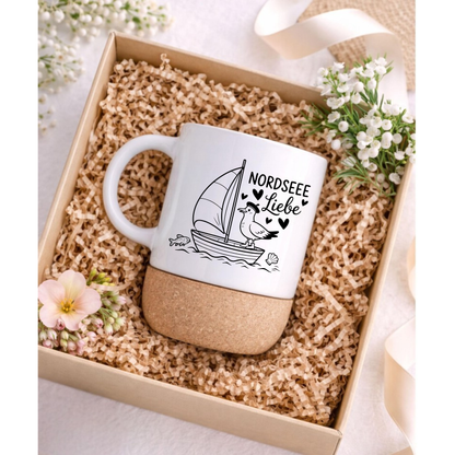 Nordsee Liebe Tasse mit Korkboden – Maritime Segelboot Tasse | Möwe Geschenk | Nordsee Becher | Küstenliebe