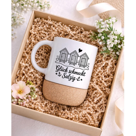 Glück schmeckt salzig Tasse mit Korkboden – Strandhaus Tasse | Maritime Geschenkidee | Küstenliebe Becher | Nordsee Geschenk
