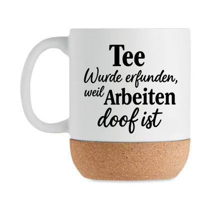 Tee wurde erfunden weil Arbeiten doof ist - lustige Tee Tasse – | Geschenk für Kollegen | Büro Tasse mit Korkboden