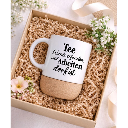 Tee wurde erfunden weil Arbeiten doof ist - lustige Tee Tasse – | Geschenk für Kollegen | Büro Tasse mit Korkboden