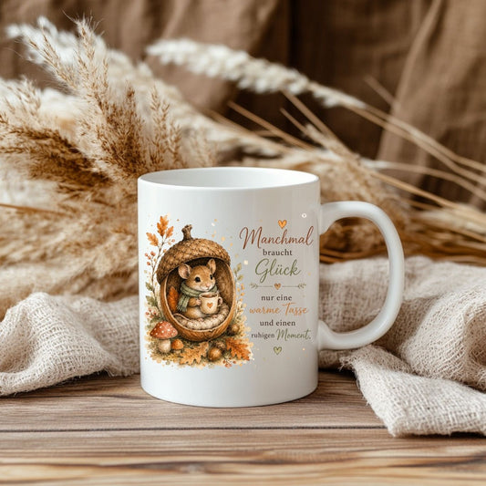 „Manchmal braucht Glück nur eine warme Tasse und einen ruhigen Moment.“ - Herbst-Tasse mit Maus in der Eichel