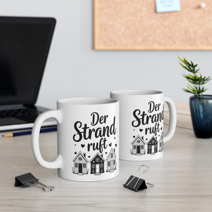 Der Strand ruft Tasse – Maritime Keramiktasse mit Strandhäusern | Nordsee Geschenk | Ostsee Becher | Küstenliebe | Meer Tasse