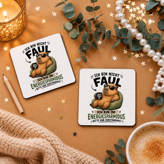 „Ich bin nicht faul. Ich bin im Energiesparmodus – bitte hab Verständnis!“ - Energiesparmodus-Capybara-Tassenuntersetzer, 9 × 9 cm