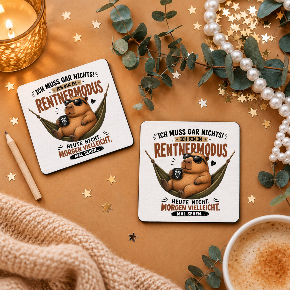 „Ich muss gar nichts! Ich bin im Rentnermodus – heute nicht, morgen vielleicht.“ - Rentnermodus-Capybara-Tassenuntersetzer, 9 × 9 cm