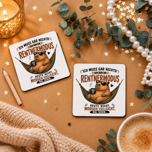 „Ich muss gar nichts! Ich bin im Rentnermodus – heute nicht, morgen vielleicht.“ - Rentnermodus-Capybara-Tassenuntersetzer, 9 × 9 cm