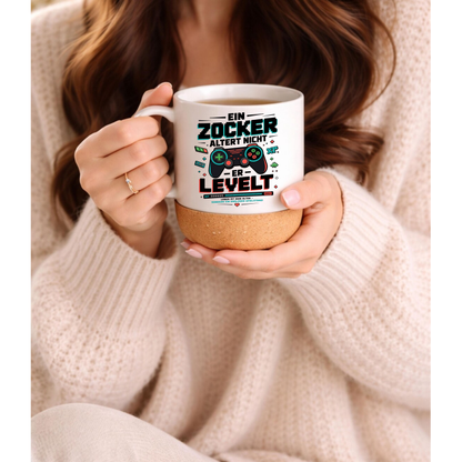 Gaming Korktasse – Ein Zocker altert nicht, er levelt