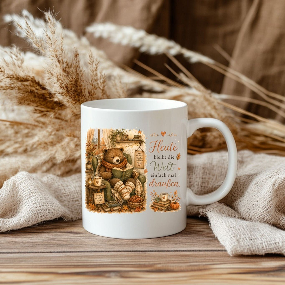 „Heute bleibt die Welt einfach mal draußen.“ – Herbst-Tasse mit Bären-Motiv