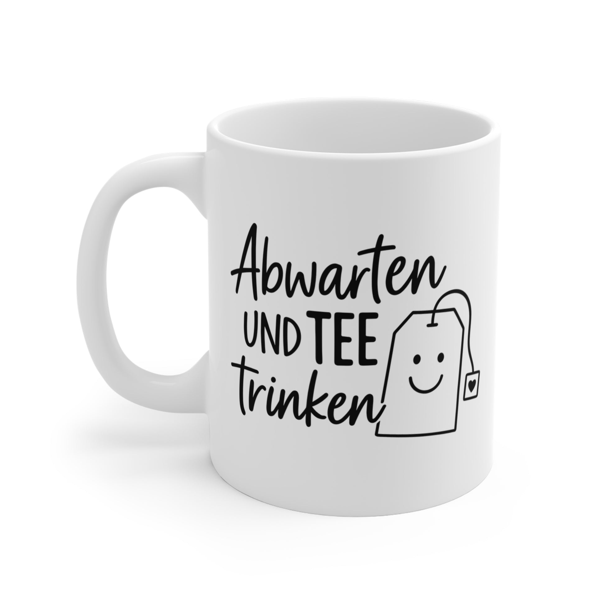 Weiße Keramiktasse mit Teebeutel-Motiv und dem Spruch „Abwarten und Tee trinken“