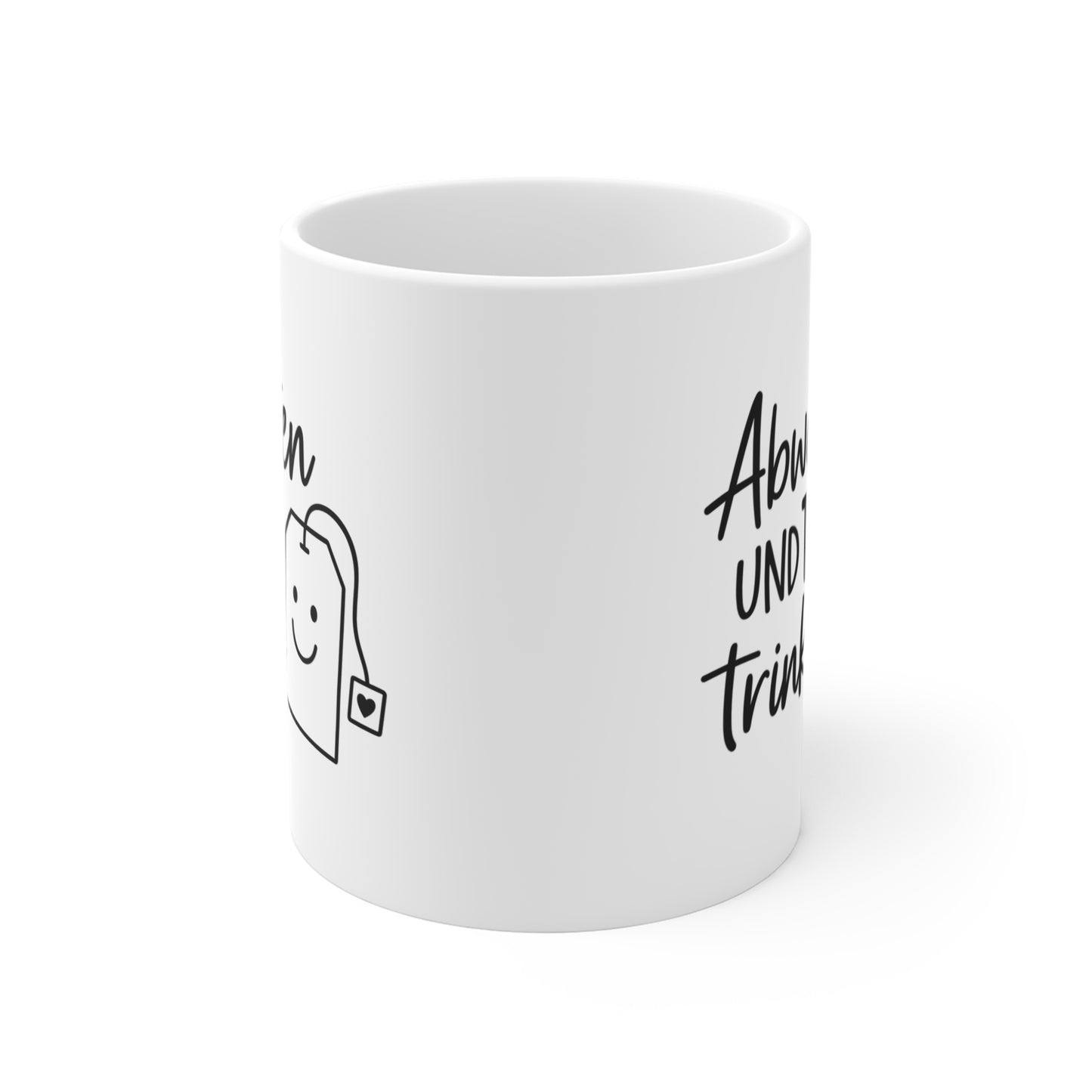 Minimalistische Tee-Tasse mit freundlichem Teebeutel und dem Spruch „Abwarten und Tee trinken“