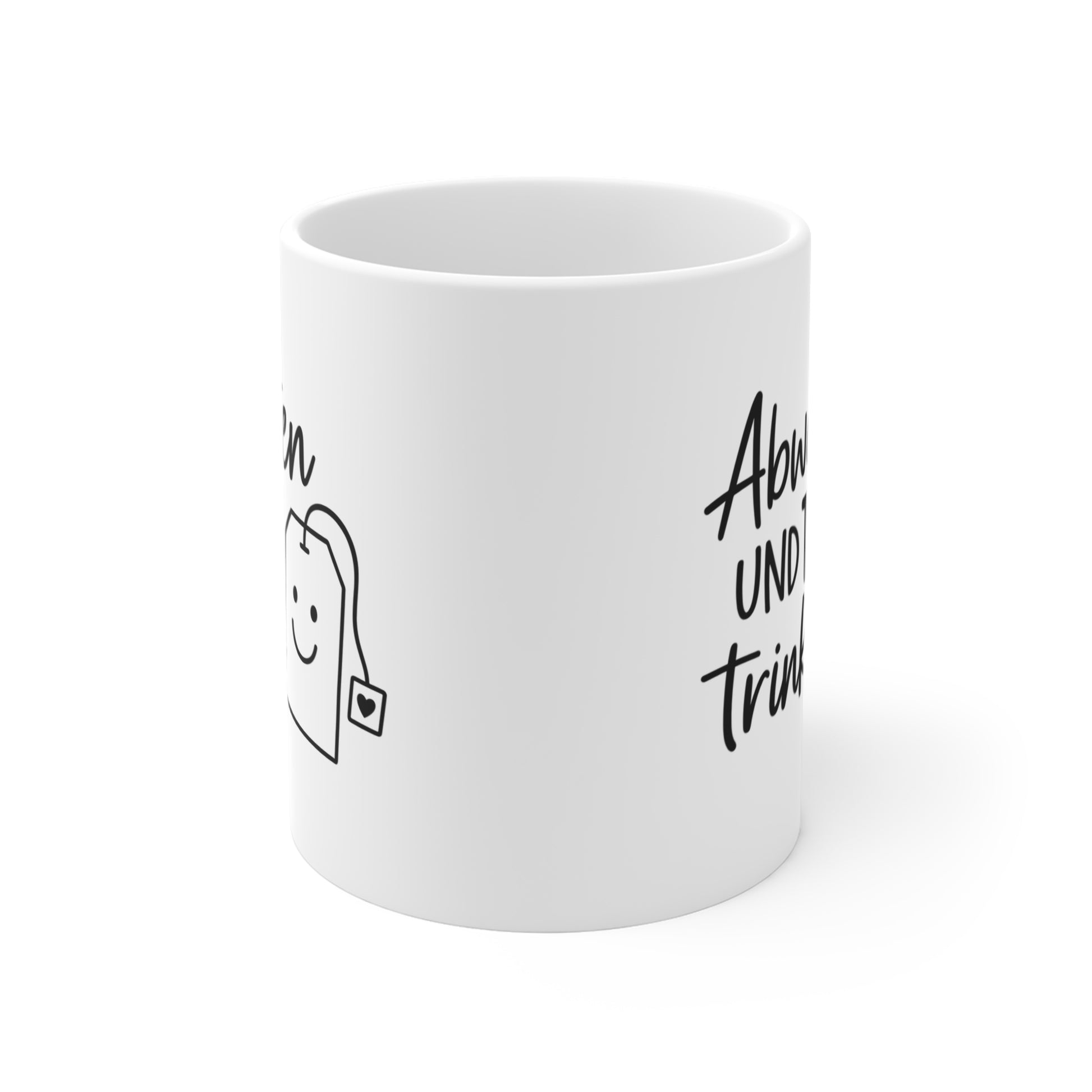 Minimalistische Tee-Tasse mit freundlichem Teebeutel und dem Spruch „Abwarten und Tee trinken“