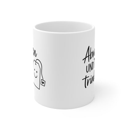 Minimalistische Tee-Tasse mit freundlichem Teebeutel und dem Spruch „Abwarten und Tee trinken“