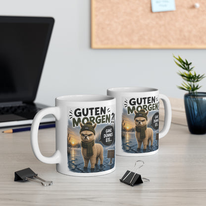 Weiße Keramiktasse mit frechem Alpaka auf dünnem Eis