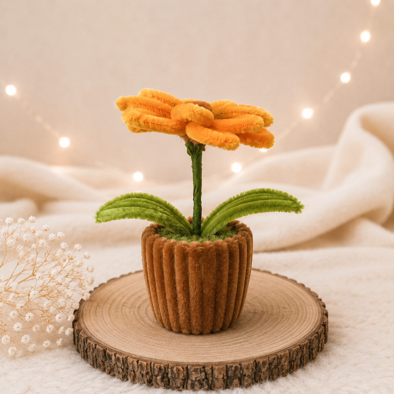 Wunderschöne Blume aus Chenilledraht Seitenansicht