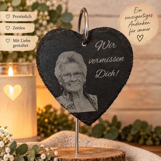 Personalisierbares Herz aus Schiefer mit Foto Lasergravur und Text „Wir vermissen Dich“