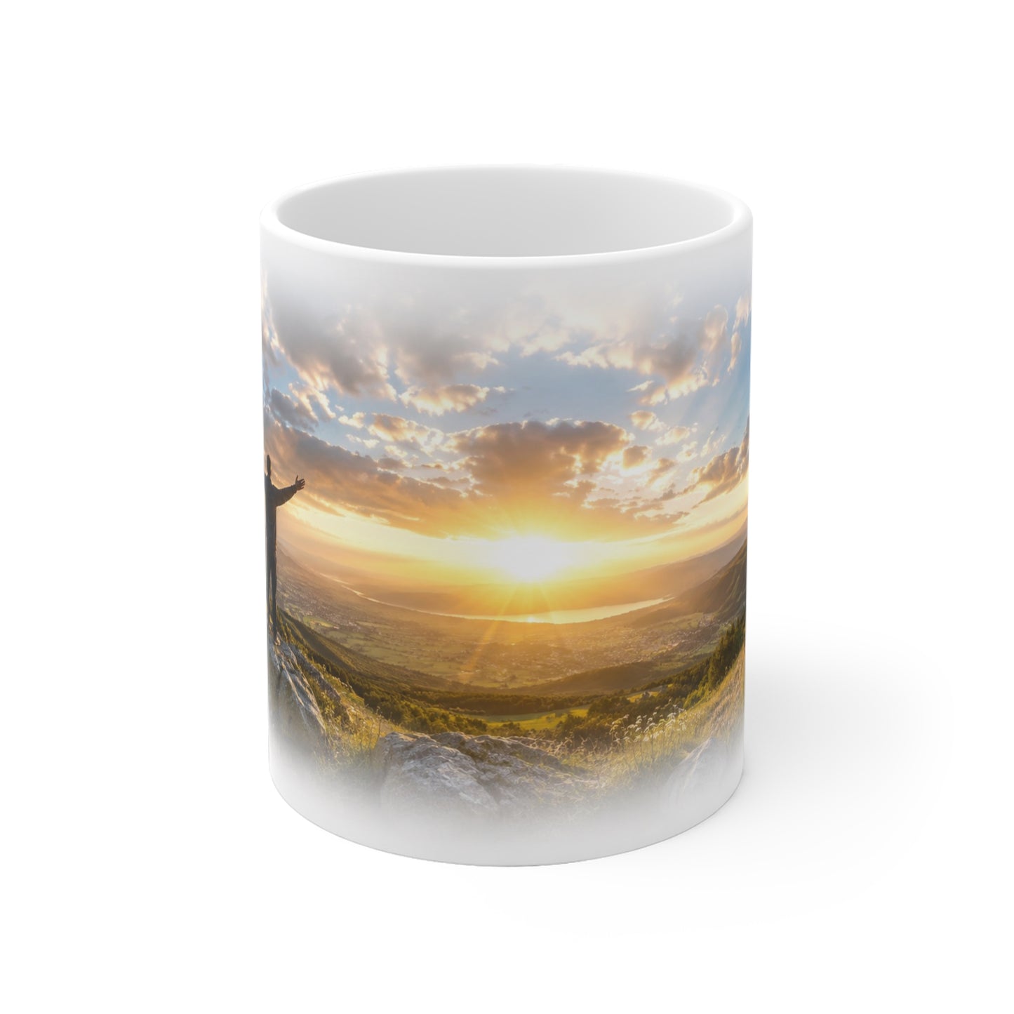 Christliche Tasse mit Kreuz auf einem Berg vor blauem Himmel und warmer Abendsonne