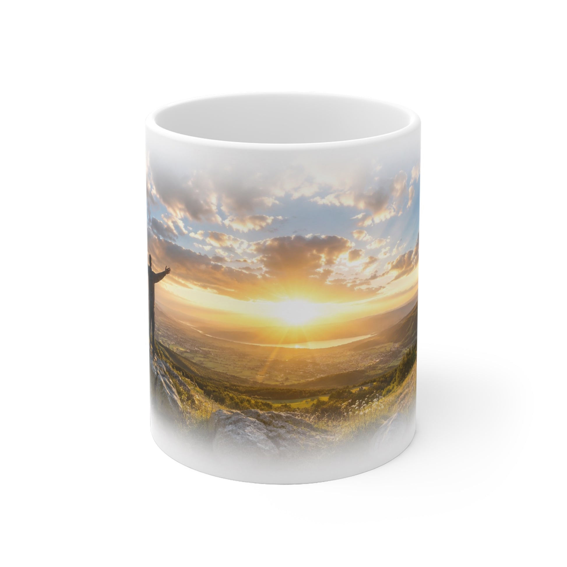Christliche Tasse mit Kreuz auf einem Berg vor blauem Himmel und warmer Abendsonne