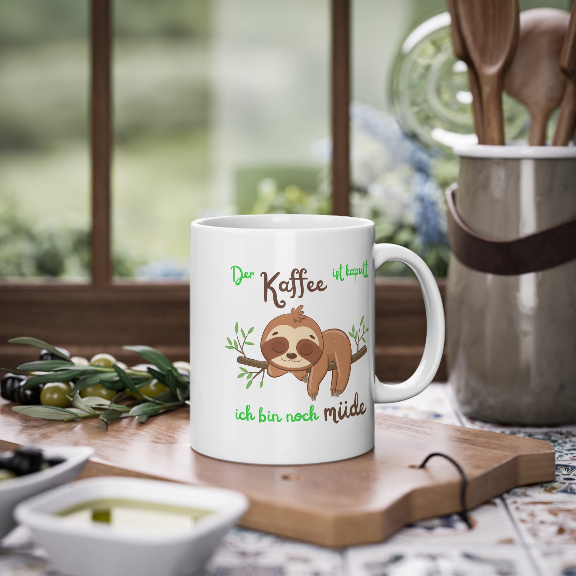 Detailansicht der humorvollen Faultier Kaffeetasse mit Schlafmotiv