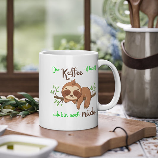 Detailansicht der humorvollen Faultier Kaffeetasse mit Schlafmotiv