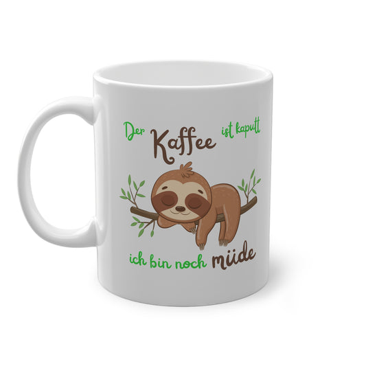 Weiße Keramiktasse mit Faultier Motiv und Spruch „Der Kaffee ist kaputt ich bin noch müde“